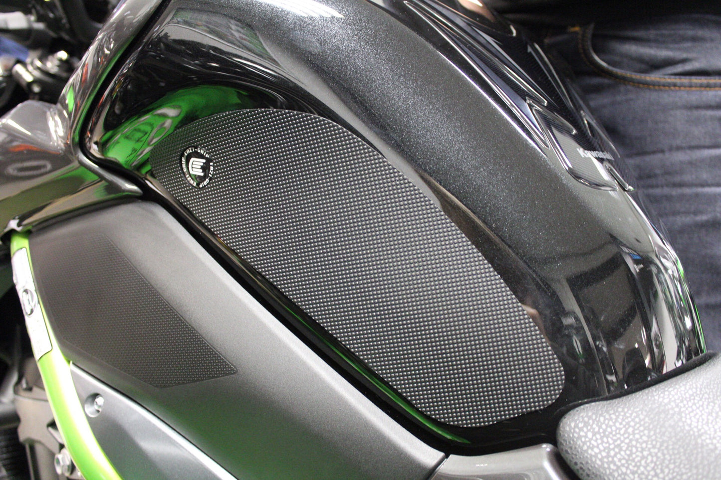 EAZI-GRIP TANK GRIPS – KAWASAKI Z900 (2017-2024) – PRO428BL