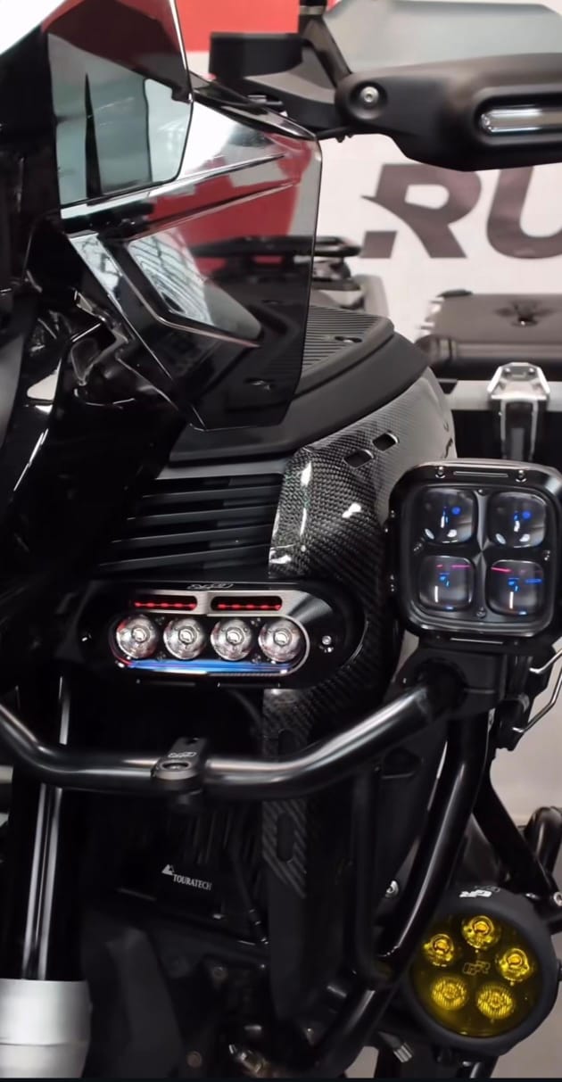 GOLD RUNWAY M4 KIT SET FOR BMW R1300GSA – BikeFormers