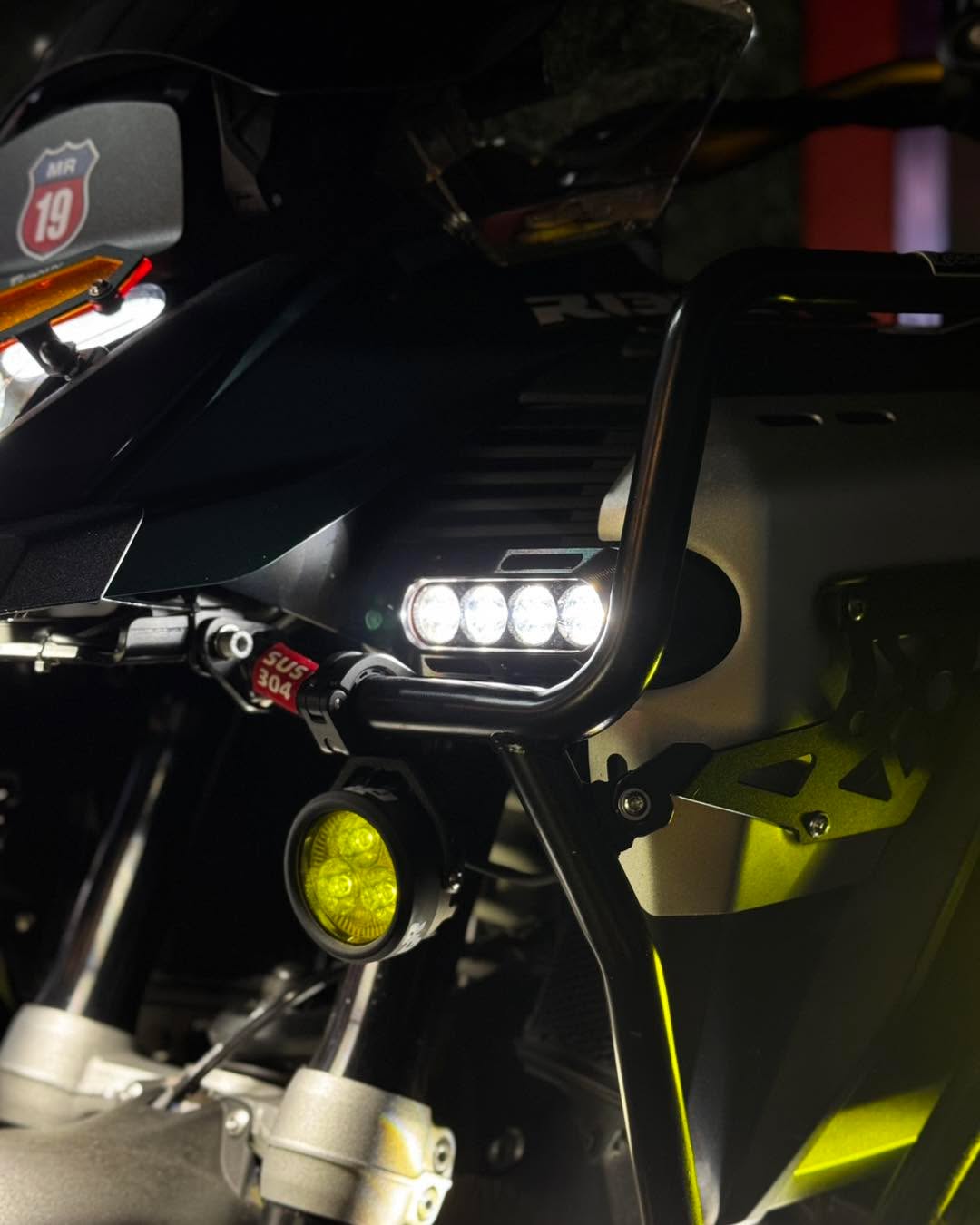 GOLD RUNWAY M4 KIT SET FOR BMW R1300GSA – BikeFormers