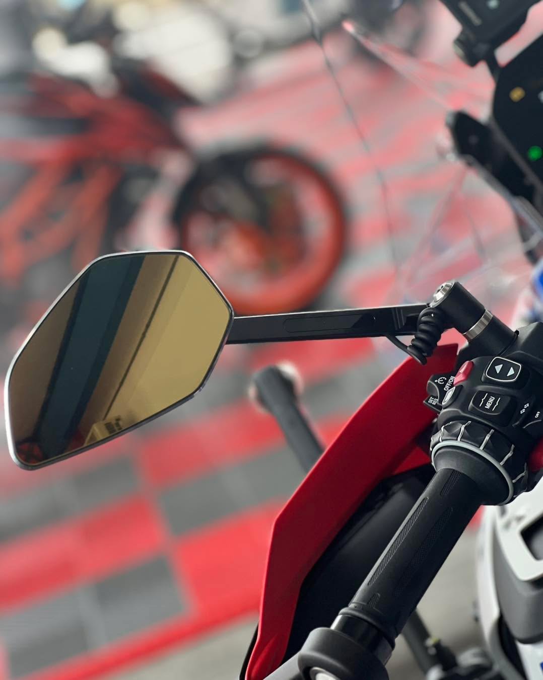  R1300GSA ミラーBSD機能付き GOLD RUNWAY GOLDRUNWAY BSD MIRRORS FOR 1300GS/GSA – BikeFormers